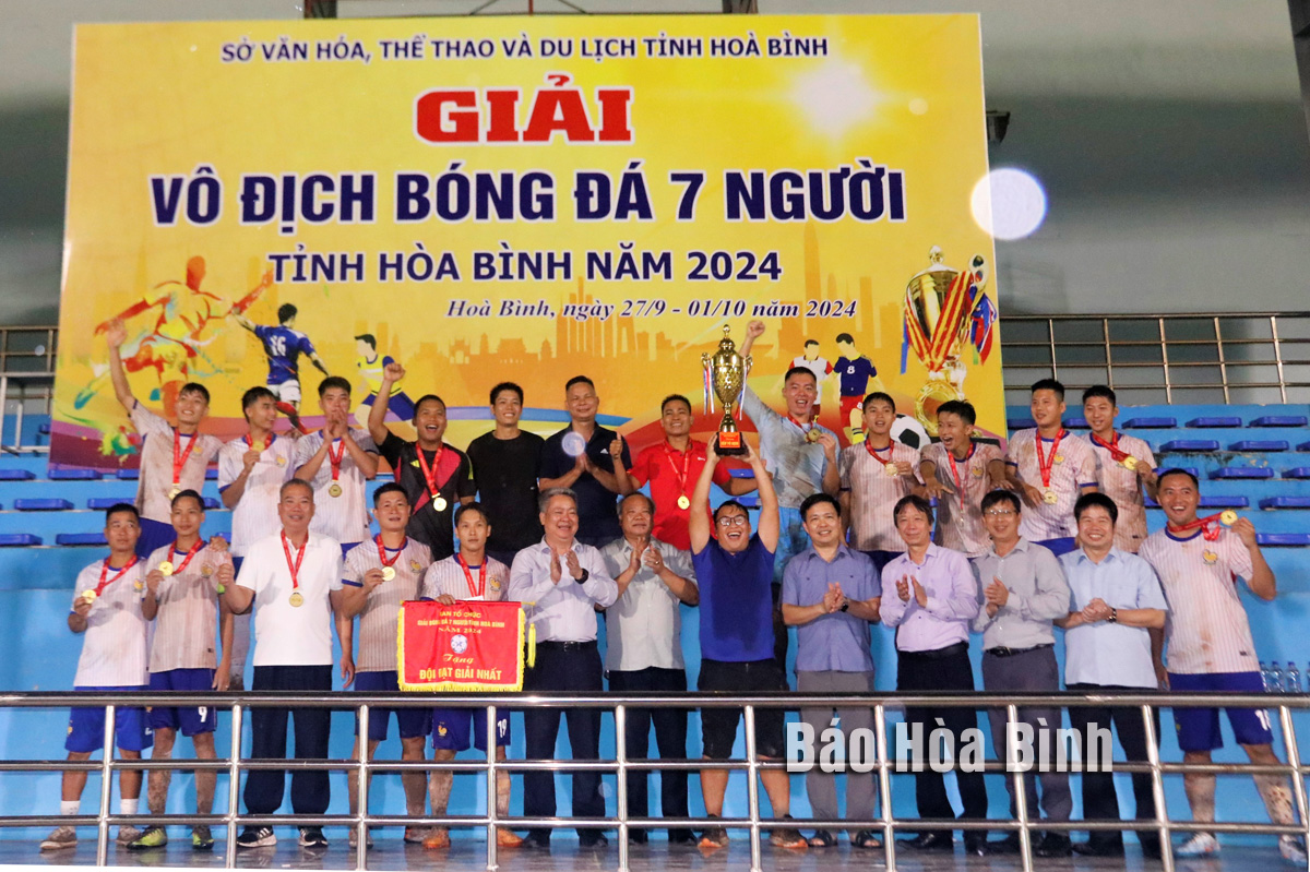 v6bet Đội bóng huyện Lương Sơn vô địch Giải bóng đá 7 người tỉnh Hoà Bình năm 2024  